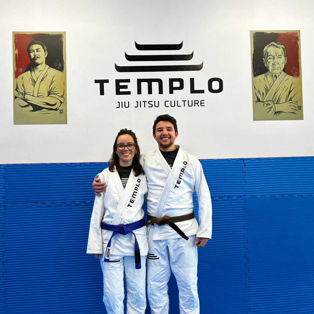 Alunos de kimono no tatame do Templo Oeiras